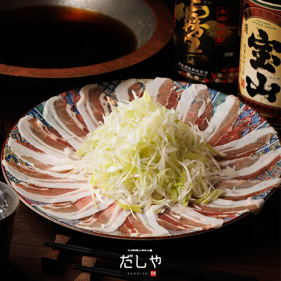 精心撐製的湯底與黑豬肉的搭配，每一口都充滿了鮮美的味道。肥肉增添了恰到好處的香氣，每次吃都能享受奢華的味道。使用新鮮蔬菜製作涮鍋，充分發揮食材的天然風味。請享用嚴選湯料和鹿兒島黑豬肉製成的涮鍋，滿足您的身心。