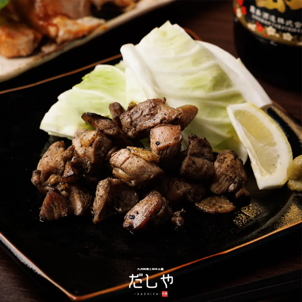「薩摩千蘭雞」是鹿兒島產的名牌雞，經過450天的飼養。由於保存時間長且產量少，據說具有極高的稀有價值。我們提供使用該品牌雞肉的單點菜餚以及生魚片和燒烤菜餚。其中，桃燒是一道讓人著迷的菜餚，其多汁、芳香、口感奢華，肉質細嫩，風味十足。