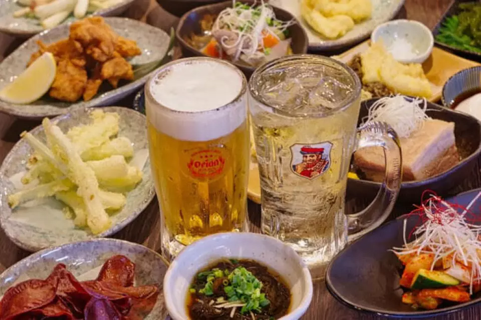 We offer a resident discount for our customers who are locals or have relocated to Ishigaki Island, with a free live charge (600 yen)! Free table charge (300 yen)! And a free first drink! We've started this service in the hopes that we can attract more local customers, not just tourists. Please show us something that can verify your address. Please take advantage of this offer!