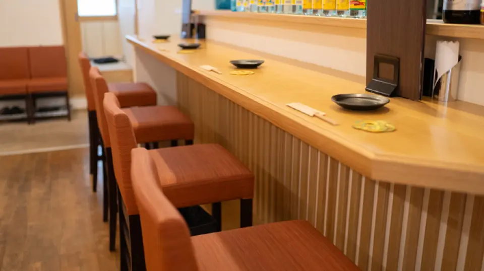 테이블석과 카운터석이 준비되어 있습니다. 단체, 싱글, 커플 등 편안한 분위기에서 식사를 즐기실 수 있습니다. 기념일 등 특별한 날에도 부담 없이 저희 레스토랑을 이용해 주시기 바랍니다.