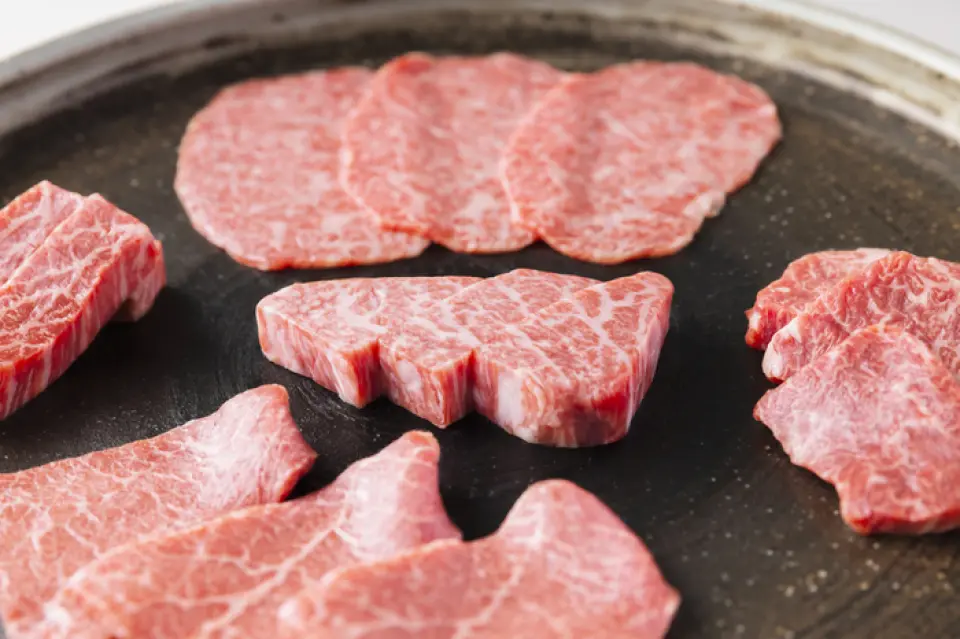 동중국해에 면하는 가고시마현 사쓰마 반도의 이치키 꼬치노시의 풍부한 자연환경 아래 느긋하게 사는 소들. 한 검은 털 일본소를 낳는다 미네랄 비타민을 균형있게 포함한 독자적인 배합 사료에 의해, 세세한 육질이나 적신의 맛, 지방의 단맛의 밸런스에 뛰어난 맛에 꼭 손 소금에 걸쳐 기른 극상의 쇠고기 본래의 맛을 즐겨 주세요 .