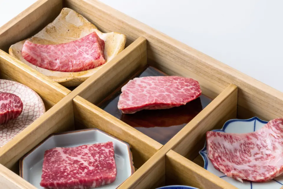 정육점도 병설하는 저희 가게에서는 다양한 부위를 조금씩 먹을 수 있는 것이 자랑. 그리고 코스는 소나무·대나무·매화”를 준비하고 있어, 그 중에서도 희소 부위를 맛볼 수 있는 “소나무”와 “대나무”가 추천. 꼭 엄선 소를 마음껏 즐겨 주세요.