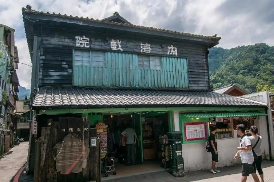 12:00~14:00【內灣老街】曾做為進出盛產林木及礦產的尖石山區的最主要道路的內灣老街，保留了舊時建築古色古香的景觀，還有在地小吃野薑花粽、客家菜包、擂茶、麻糬等您來享用（方便遊玩，午餐敬請自理）