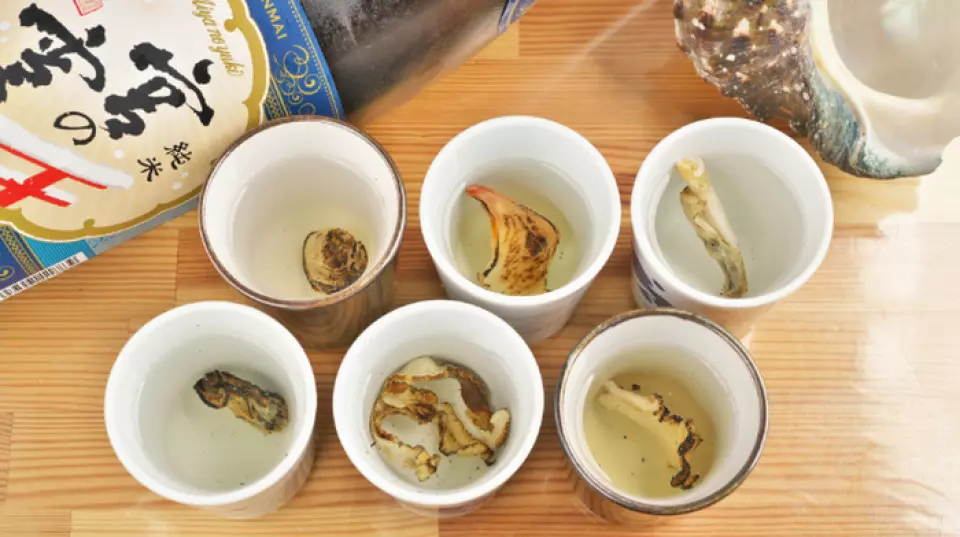 我们的特色菜是用烤干贝类制成的自制“贝类酒”，趁热享用！我们提供大约 6 种清酒，包括均衡的“扇贝清酒”和味道、香气和鲜味浓郁的“柿酒”。首先，将里面的贝类压碎，提取贝类提取物即可享用。剩下的贝类可以直接吃，也可以当配菜喝◎一定要尝尝3种贝类清酒比较套装♪我们还有好丽友啤酒、泡盛酒、涩浅酸酒等许多其他冲绳饮料！