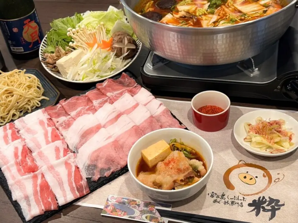 We offer "spicy shabu-shabu" using "Yanbaru Island Agu Pork", which has soft meat with little odor and sweet, high-quality fat. You can choose from three levels of spiciness, so you can enjoy it according to your preference. In addition to the spicy soup, we also offer kelp stock, which allows you to fully enjoy the taste of the ingredients. Please enjoy it with lots of vegetables!
