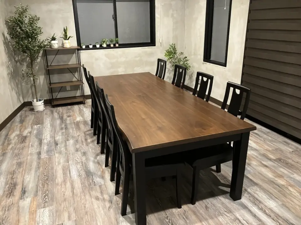 Our restaurant has a relaxing atmosphere with wooden floors and tables, and decorated plants. We have private rooms where you can enjoy your meal in a relaxed atmosphere. We can accommodate 4 to 8 people, so it is perfect for small gatherings. Families with children are also welcome! We also have a children's menu and a play area.