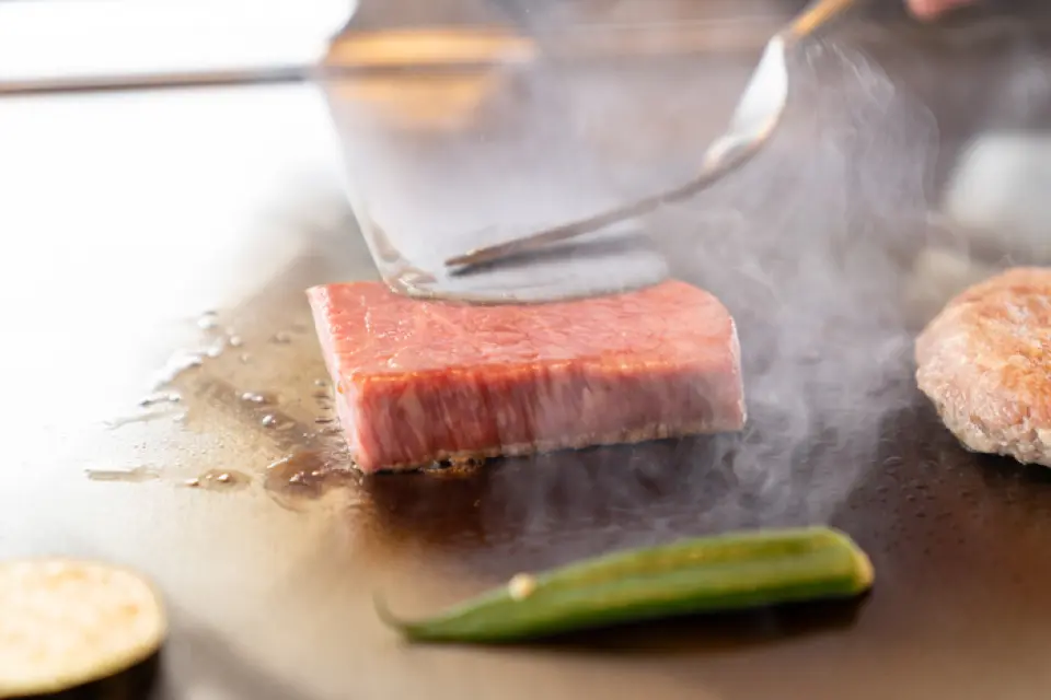顧客面前有一塊大鐵板。請享用用鐵板烤的宮古島食材。