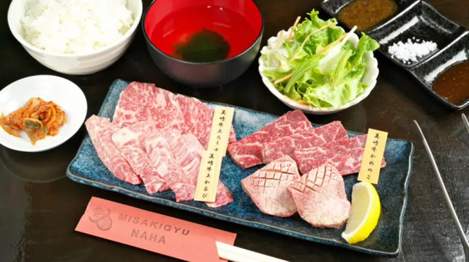三崎牛肉的特點是具有肉的天然風味和鮮味的瘦肉，以及在人體溫度下融化的甜味脂肪。我們為您永遠不會厭倦的美味感到自豪，因為它柔軟但不會影響肉的質地。為了讓您能夠充分享受和牛的美味，我們準備了「一人套餐」。豐富的菜單也很吸引人，因為您可以享用頂級排骨、頂級腰肉、厚片牛舌、紅肉、米飯、沙拉和泡菜。如果您在訂購時遇到困難，請嘗試我們推薦的菜單。