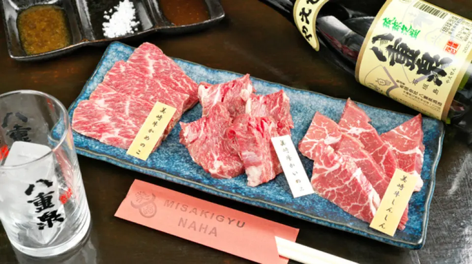 「三崎牛」是僅在日本和牛中少量分佈的極品牛肉。它們是在沖繩縣大本嶽山腳下的一個被大自然包圍的農場裡精心飼養的。 1990年至1996年間，使用JA指定飼料生產「石垣牛」。 2009年，以自有品牌牛肉註冊商標，「石垣島產三崎牛肉」誕生。我們的餐廳提供使用高級肉類製成的菜餚。請品嚐我們原汁原味的和牛的味道。