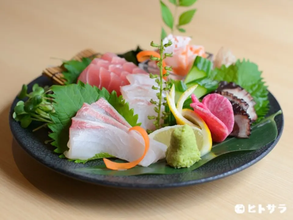 We are particular about seasonality, and we air-ship the freshest seafood that was auctioned at the Fukuoka fish market that morning. You can enjoy seasonal seafood from all over the mainland, from Hokkaido to Kyushu, with a taste that is even better than on the mainland.