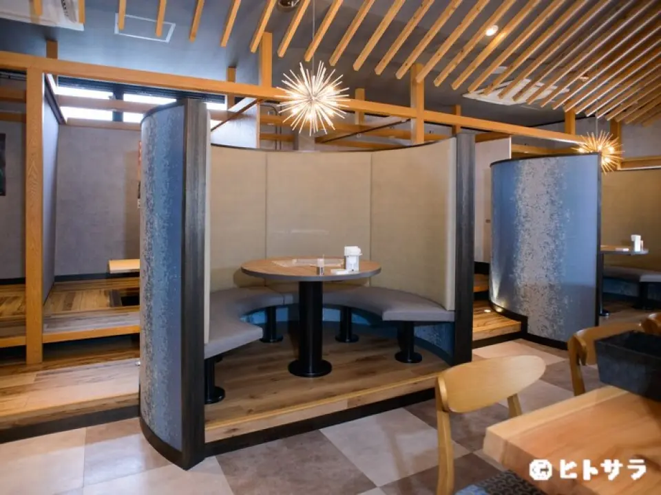To ensure that customers can enjoy their meals with peace of mind, each seat is separated by a partition or a screen. We are taking measures against infectious diseases, such as encouraging staff to wear masks and wash their hands, regularly wiping and disinfecting tables and dishes, and ventilating the restaurant.