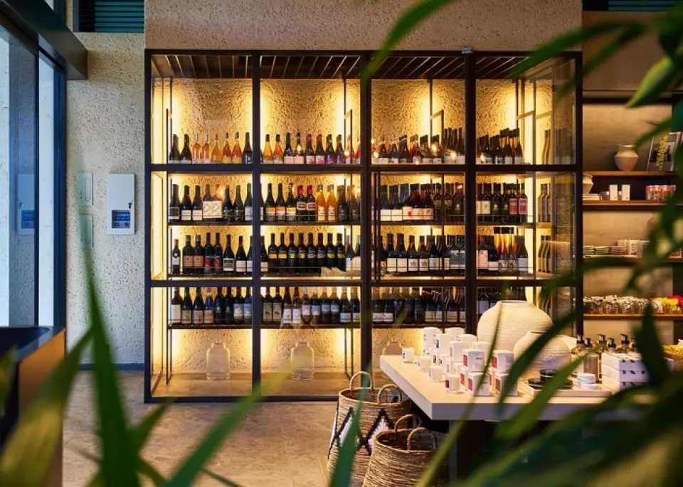 店门口有一个步入式酒窖，可以品尝到300多瓶从世界各地订购的葡萄酒。顾客可以亲自挑选适合自己的葡萄酒并在店内享用。在我们的餐厅享用一杯干杯，为您的旅行留下美好回忆。