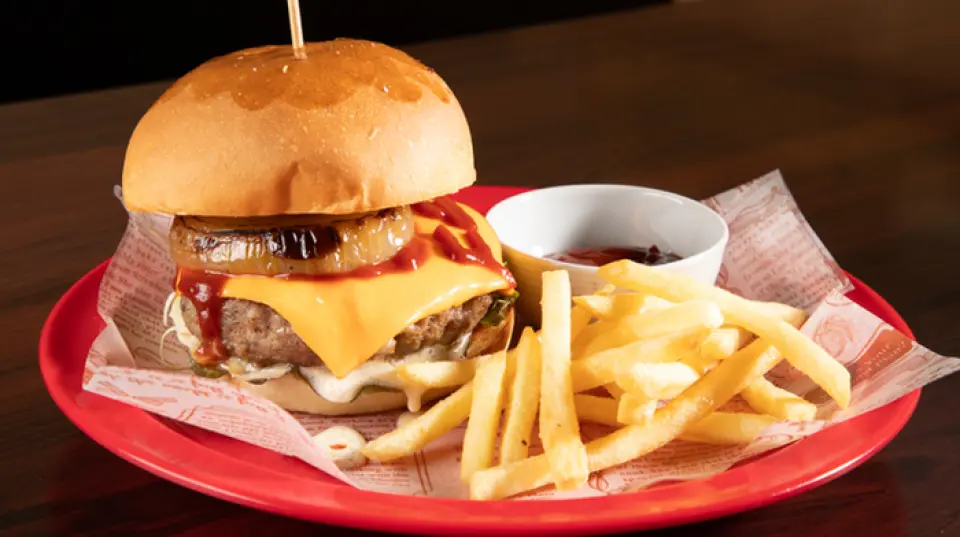 Thưởng thức món hamburger tự làm được làm từ 100% thịt bò của chúng tôi. Chúng tôi đã đặt làm những chiếc bánh từ một tiệm bánh và đảm bảo làm ra chúng mà không có bất kỳ sự thỏa hiệp nào. Trong số đó, bánh mì kẹp phô mai được khuyên dùng. Chúng tôi cũng có bánh mì kẹp thịt Teritama và bánh mì kẹp thịt mini với ba loại. Ngoài ra, chúng tôi cũng cung cấp gà rán và bánh mì kẹp thịt nhào bằng tay.