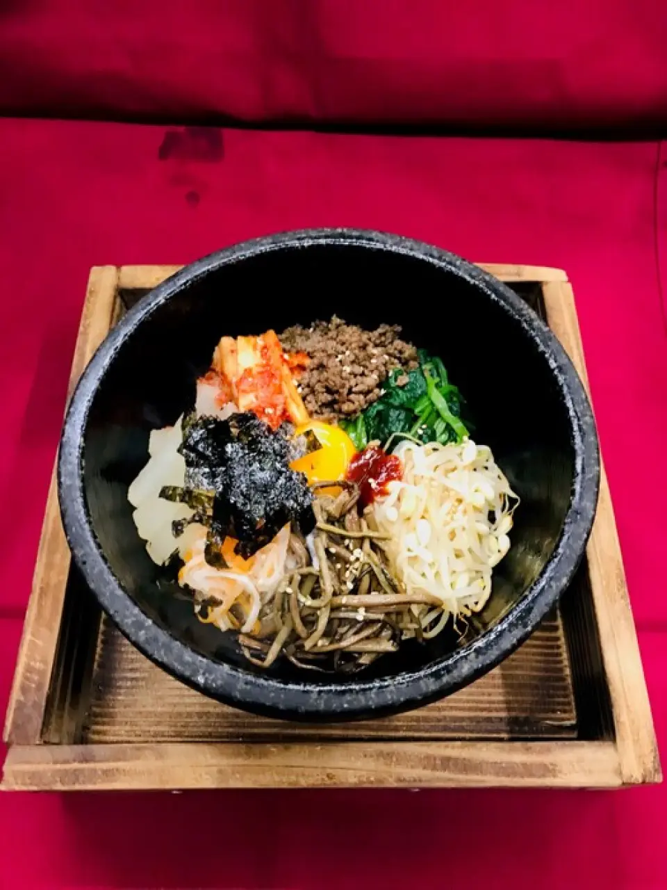 不要错过烤肉餐厅的美味佳肴。其中，本店最受欢迎的菜肴是“石烧拌饭”。大量自制泡菜和冲绳和牛的丰盛菜肴。当你把勺子浸入滚烫的石烤架时，你会看到香喷喷的烧焦米饭。将它们混合在一起，让各种成分的味道充满您的嘴！