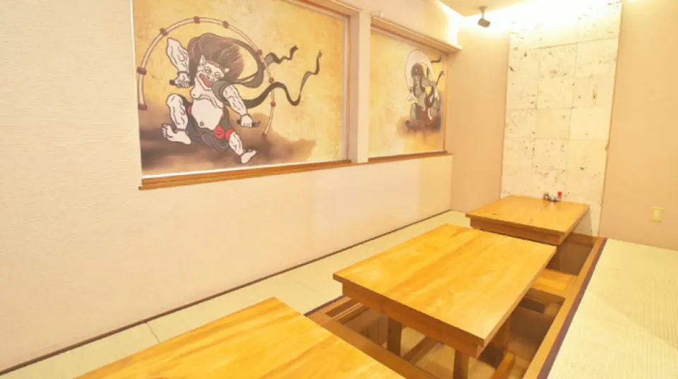 本店距離YuiRail旭橋站步行6～10分鐘，距離國際通也很方便。單獨的旅客也可以使用吧台座位！ 4人3桌的下沉式被爐座，在全部桌子都用完的情況下，最多可容納15人。請放心在觀光時使用它來休閒用餐。