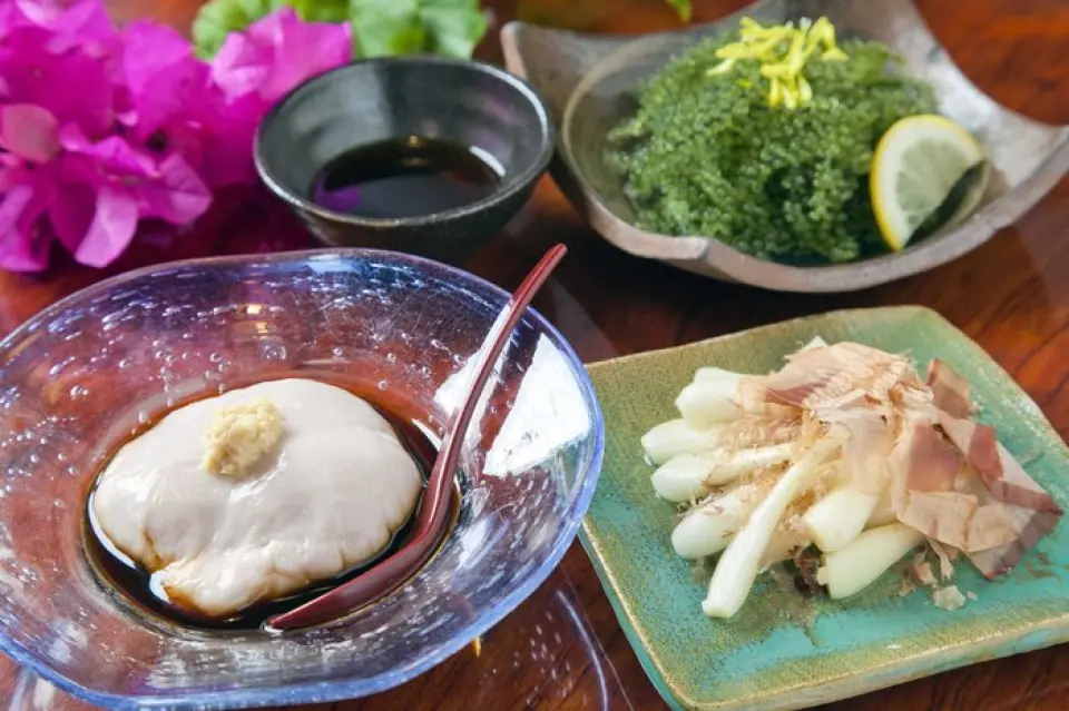 The restaurant offers a wide variety of Okinawan popular a la carte dishes. Don't miss out on classic flavors like homemade Jimami tofu (430 yen), island scallions (450 yen), and sea grapes (480 yen)!