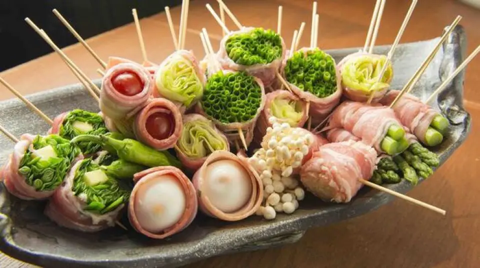 The vegetables used at [Yasai Maki Kushiya Gururi] are all fresh domestic vegetables that are directly purchased from contracted farmers or ordered from a trusted greengrocer. The pork used is also from Okinawa Prefecture, so it is delicious and safe to eat.