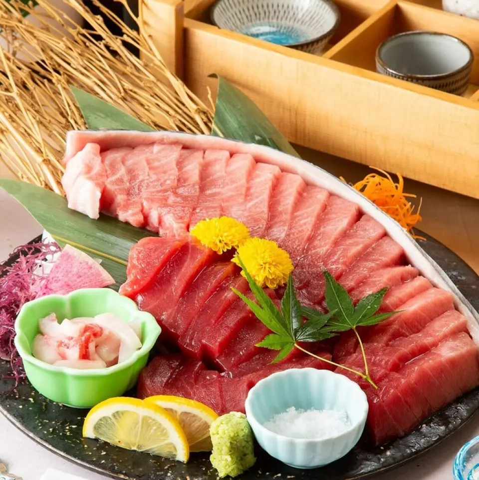 Our specialty is the "black diamond of the sea", Japanese bluefin tuna (bluefin tuna)! We offer it at an amazingly reasonable price. We also have a variety of rare cuts available! We also recommend our cross-section sashimi, which allows you to eat Japanese bluefin tuna from lean meat to fatty tuna. Please give it a try!