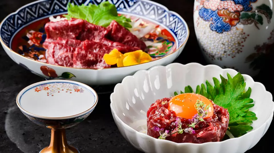 To make your drinking time even more enjoyable, we offer about 14 types of snacks. We have carefully selected dishes that go well with alcohol, such as horse sashimi and horse yukke. We also offer sweet chocolates, so please enjoy pairing them with wine. Our dishes allow you to enjoy a variety of flavors along with a glass of alcohol. Please use them as items to make your alcoholic beverage more deeply and enjoyably.