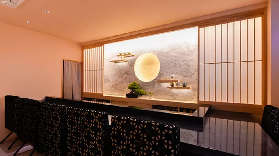 The calm beige wallpaper and Japanese-style interior create a luxurious atmosphere. The main part of the restaurant is decorated with a design inspired by the full moon, and the large chairs ensure that customers can relax. The restaurant is small, with seven counter seats and two table seats. Enjoy a relaxing time here, savoring your drink.