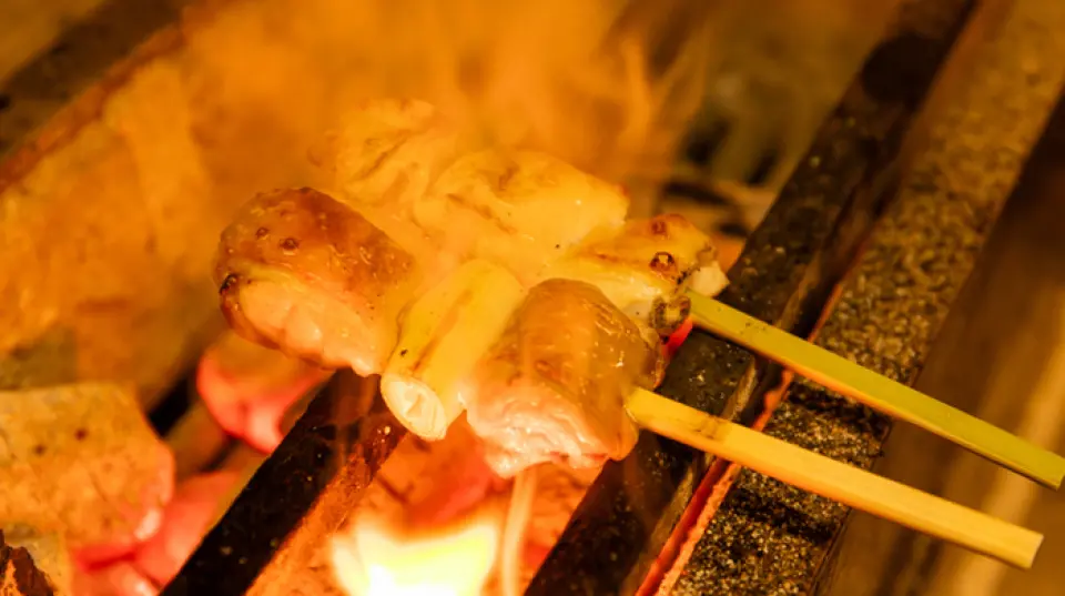 您可以品尝到使用在广阔的土地和清新的空气中饲养的大分县名产鸡“东洋鸡”制作的菜肴。其特点是脂肪含量低，肉质紧实，具有斗鸡特有的浓郁而清淡的味道。推荐的是限量版的“莎莫烤串”。由于我们切割整只鸡，因此我们能够提供从标准零件到稀有零件的所有产品。沾上盐和磨碎的柚子酱一起享用◎