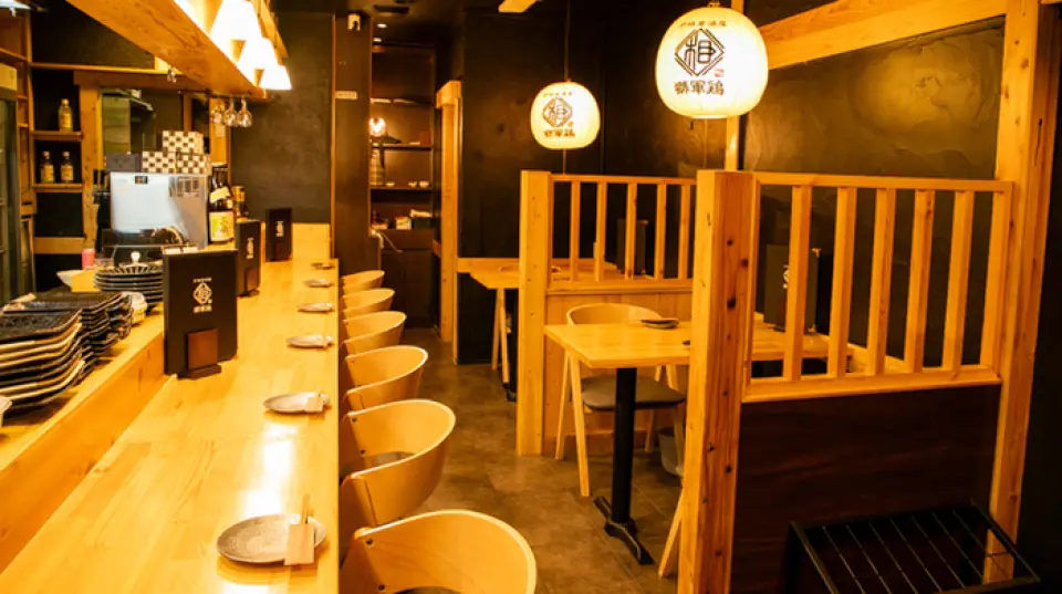 从天神站步行即可到达◎店内采用温暖的木纹装饰，充满时尚、现代的日式氛围。这里有适合一个人小酌一杯的吧台座位，也有可以与朋友轻松举杯的餐桌座位。二楼还设有半私人包间，以门帘隔开，让您在轻松私密的空间中享用餐点。您可以在下班后作为饮料或外出时作为晚餐享用。