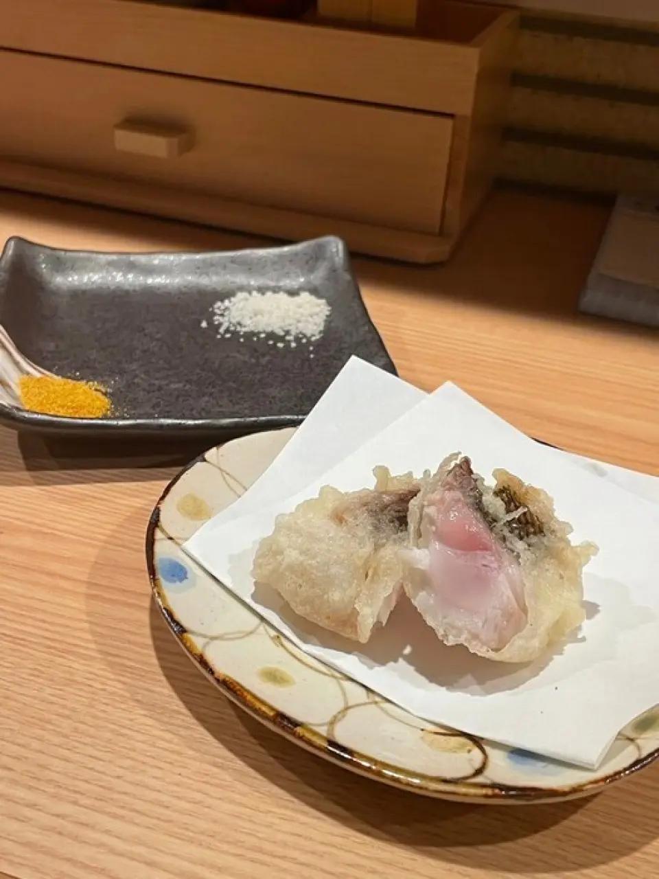 They also offer a variety of dishes made with local ingredients, including fish sourced from Nagahama Market and vegetables, mainly from Kyushu. The "tilefish" is particularly recommended, as it is deep-fried with the scales on, giving it a crispy texture and a juicy flavor inside. The "local clams," which are only sourced from Chiba, are also very popular, and burst with concentrated flavor with every bite. You can enjoy them as a single item or as part of the "premium tempura assortment," so enjoy the seasonal flavors to your heart's content.