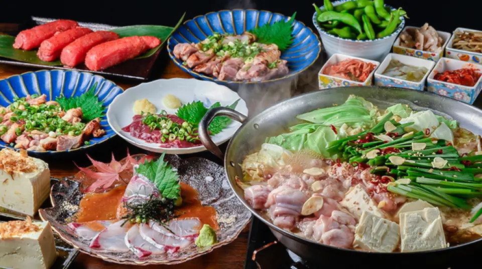 We offer a course meal with motsunabe (offal hotpot) that incorporates plenty of Kyushu specialties! You can enjoy Fukuoka's specialty sesame amberjack and seared local chicken. For an additional fee, we can also provide horse sashimi from Fukuoka Prefecture. You can choose between motsunabe (offal hotpot) or mizutaki (water-boiled hotpot) made with domestic offal, which can be enjoyed all year round. Enjoy your favorite flavor from soy sauce, miso, salt, or chige-style spicy. You can order at lunchtime as well as in the evening. It's also recommended for meals while traveling.