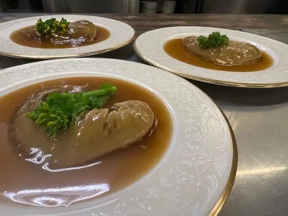 我们以华丽的中华料理迎接您的光临，充分展现食材的味道。您可以享用由拥有20多年中餐烹饪经验的厨师烹制的因地制宜的菜肴。各种菜肴不仅味道好，而且看起来很漂亮，非常适合在招待或生日等特殊场合享用晚餐。提供4种套餐，从轻松享受的理心（4,000日元）到永成（12,000日元）◎ *照片仅供参考。