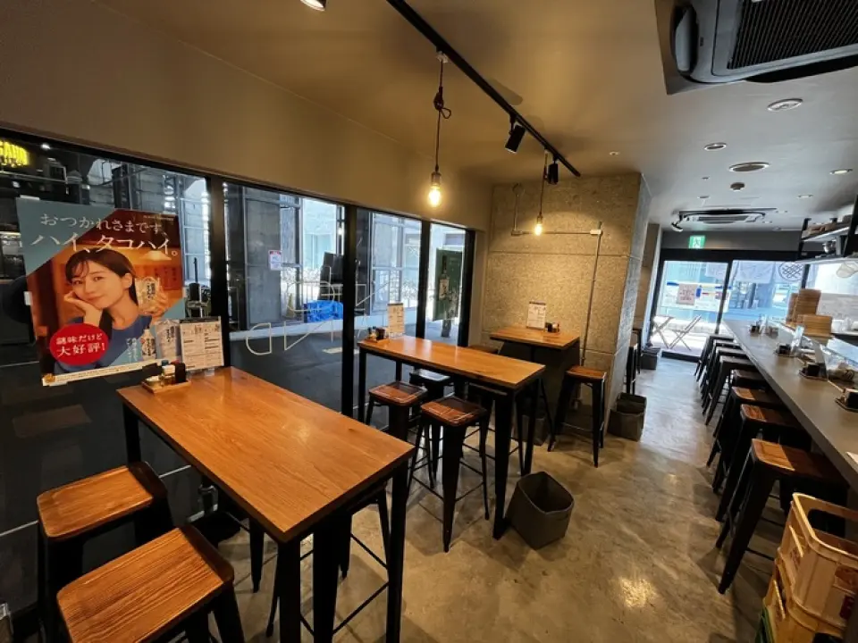 本店位于佐贺站高架商业设施【佐贺发】内。我们以明亮而愉快的客户服务欢迎您♪ 时尚的混凝土风格室内装饰有时尚的木纹家具，有桌子座位、露台座位和柜台座位◎ 非常适合快餐或午餐♪ 啤酒花园我们还设有露台座位，您可以享受这里的氛围。请在工作时的午餐、观光、出差时的用餐等各种场合使用。位于车站内，交通便利！