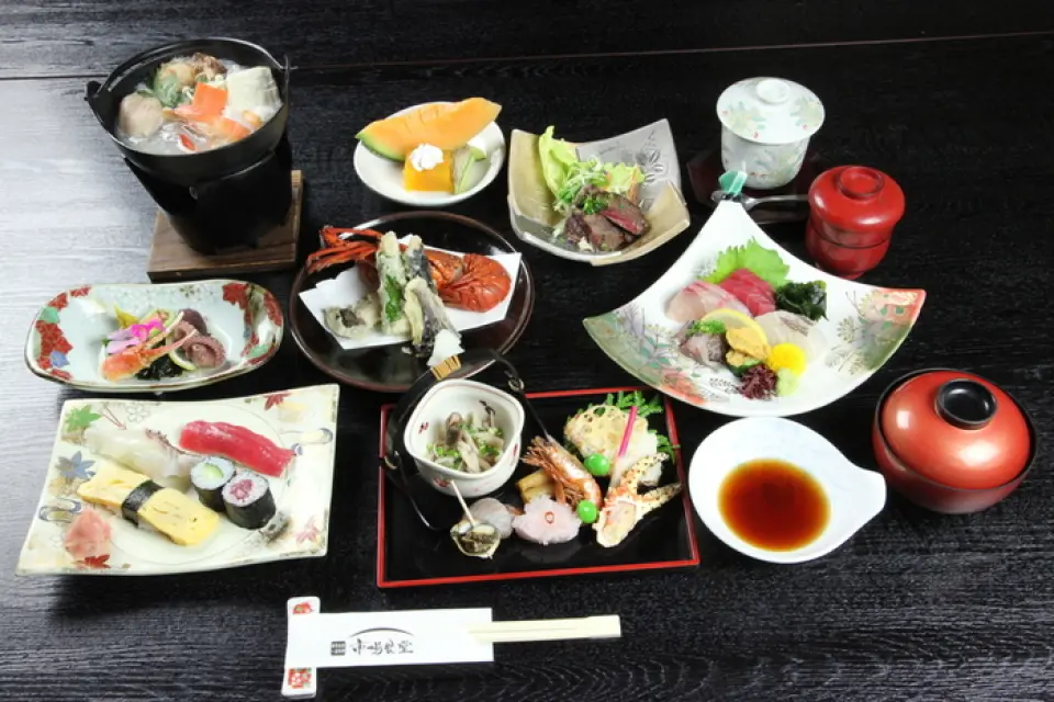 新鲜的海鲜、鹿儿岛的当地美食……我们还提供多种饮品供您搭配招牌菜肴。我们提供各种饮料，包括啤酒、清酒、葡萄酒和高杯酒，但我们最喜欢的绝对是烧酒！特别推荐<5合一瓶/2,000日元～>。您可以品尝到鹿儿岛独有的各种品牌商品。请来和我们一起吃晚饭吧！