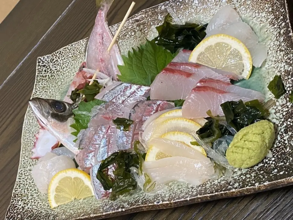 鲑鱼、鰤鱼等生鱼片可以单点！两人份生鱼片1,200日元起（根据库存情况而定）还有鲑鱼梅子卷、鱿鱼猪肉紫苏卷等海鲜，还有用这些制作的串！