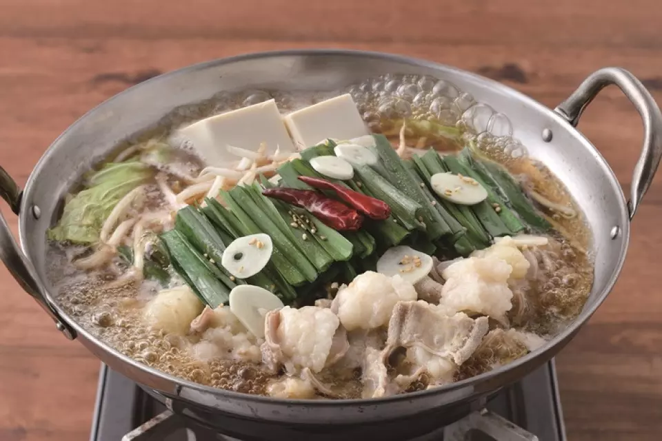 “内脏锅”充满了内脏和蔬菜的味道，可以从酱油或鸡盐白水中选择自己喜欢的汤♪还可以添加卷心菜、韭菜等，让蔬菜充满味道！请尽情享受直到最后的拉面。我们还推荐我们集团食品工厂生产的“博多铁锅饺子”！外皮酥脆，咬下去多汁，非常适合搭配啤酒或高球鸡尾酒♪这个也不要错过◎
