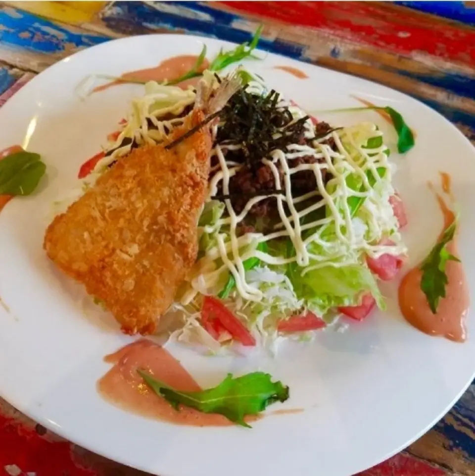 Our authentic cafe menu is packed with our commitment to quality. Our specialty, "Sicilian Rice," is our original dish, topped with fried horse mackerel. The dish is topped with fresh vegetables and sweet and spicy meat with ginger, making it perfect for eating with rice. We also have popular staple cafe menu items such as Loco Moco and Gapao Rice, so you can enjoy a hearty meal. We also have juices made with fresh fruit and hand-dripped cafe au lait.