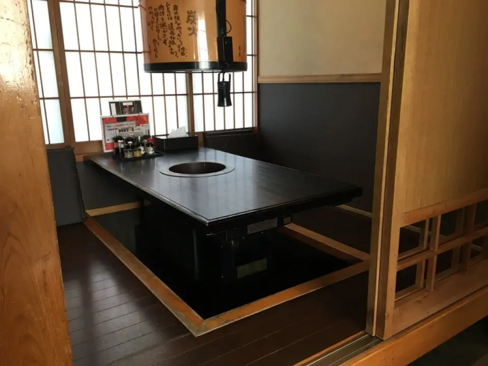 The restaurant has a Japanese theme, and all the seats are partitioned off like private rooms, giving you a sense of privacy. The raised rooms have partitions, so you can relax without worrying about those around you. The sunken kotatsu seats, where you can stretch your legs out and relax, are recommended for a variety of occasions, including meals with friends and family, as well as group banquets. Enjoy high-quality meat to your heart's content in a cozy, homely space.