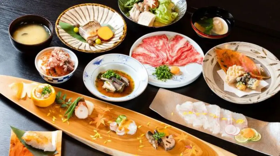 我們使用當天採購的時令食材，為顧客提供滿意的菜餚。享受海鮮、肉類、蔬菜和時令風味。