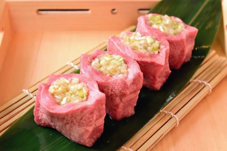 The thick cut beef tongue is cut from the very base and stuffed with a special green onion sauce. This is the ultimate dish that can only be enjoyed at Onsho!! If you haven't tried it yet, please give it a try.