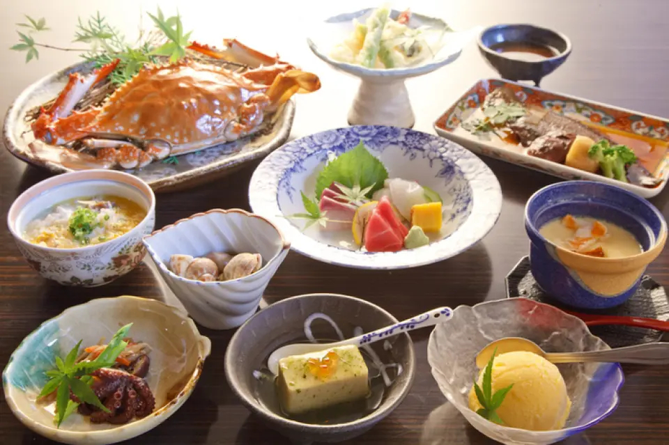 產自日本潮差最高的有明海的“竹崎蟹”，其特點是味道濃鬱、美味。我們在溫暖的季節提供豐滿的雄性，在寒冷的季節提供大量卵的雌性。接到訂單後，我們會將當天捕獲的螃蟹放入籠中烹調。在提供當日推薦菜餚的「Yatouka套餐」中，每人可以享用約400g的煮螃蟹。沾上蟹醋，清爽享用。請品嚐Umi Shun 準備的各種Tara 菜餚。