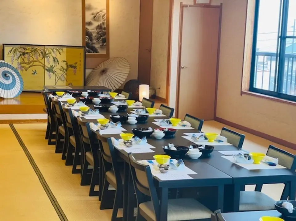 ・所有座位均為包廂，可集中精力用餐和交談。・設有桌子、椅子、下沉式被爐。・我們將依照人數來引導。・大廳最多可容納30人。