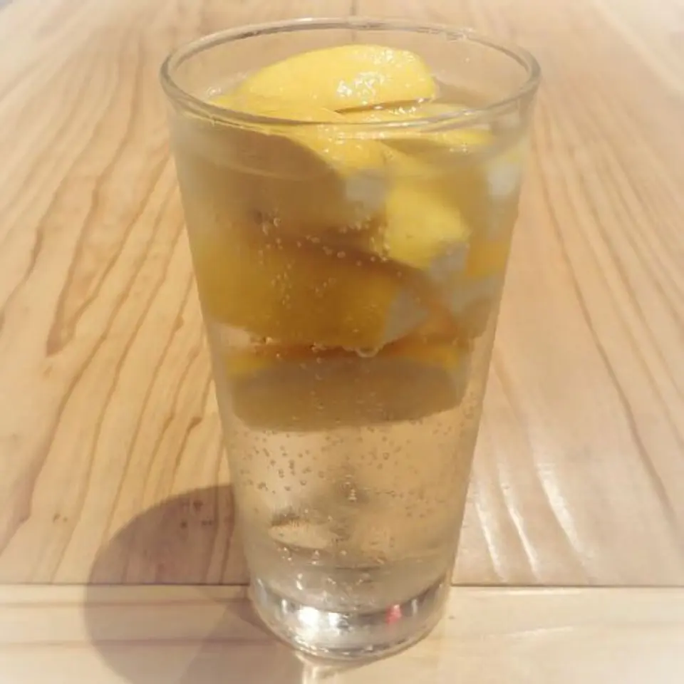 请尝尝我们的人气饮料“Rana Sour”。我们提供豪华的一杯冷冻水果，价格为 550 日元。有两种选择：柠檬和葡萄柚。请一边打碎融化的水果一边享用♪我们还有可以添加酸味的“替换酸味”，只需350日元，非常划算！清爽的味道是一种百吃不厌的美味。