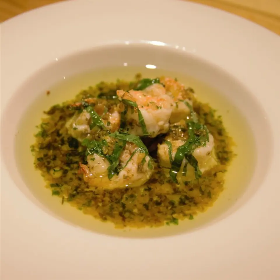 我们推荐使用特级初榨油的“虾蒜油”。香气浓郁，适合与大量法棍面包搭配。另外，北海道渔民直接送来的腌制章鱼，口感肥美诱人。我们还有蛋包饭等可作为正餐的菜单。我们还在晚餐时间提供儿童午餐，因此我们期待您与家人的光临。