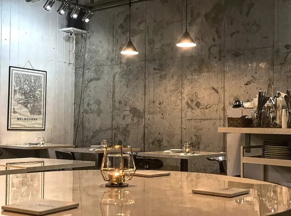 ภายในร้านสะอาดและเก๋ไก๋โดยใช้สีขาวเป็นสีหลัก ในตอนกลางคืนแสงไฟจะสลัว คุณจึงสามารถเพลิดเพลินกับบรรยากาศอันเงียบสงบได้ นอกจากที่นั่งเคาน์เตอร์ที่ทันสมัยแล้ว ยังมีที่นั่งแบบโต๊ะและที่นั่งโซฟาอีกด้วย นอกจากนี้ยังแนะนำสำหรับการรับประทานอาหารกับคู่รัก เพื่อนฝูง และการพบปะสังสรรค์ เช่น การเที่ยวกลางคืนของสาวๆ อีกด้วย นอกจากนี้เรายังสามารถจัดปาร์ตี้บุฟเฟ่ต์ที่รองรับได้ถึง 70 คน โปรดใช้เวลาพักผ่อนที่บาร์รับประทานอาหารที่มีสไตล์ของเรา ซึ่งคุณจะได้สัมผัสถึงสายลมของเมืองเมลเบิร์น ประเทศออสเตรเลีย