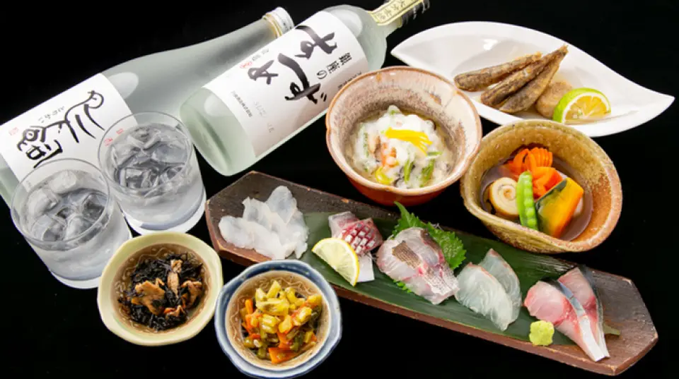我們的火鍋套餐因其豐富的品種而受到好評。價格非常合理：內臟3,000日元，海鮮/土雞3,500日元，河豚6,000日元！另外，還有店家推薦的「Omakase套餐」三種，價格分別為3,500日圓、4,500日圓、6,000日圓，會根據您的預算進行製作。全部附贈1,500日圓的2小時無限暢飲選項，非常適合宴會和娛樂。