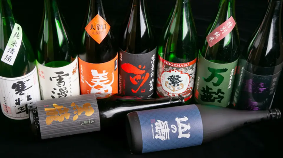 常備有30多種日本酒。種類繁多的產品深受喜愛酒精的顧客的青睞。考慮到與魚類菜餚、小吃和火鍋的兼容性，我們的飲料大約有一半來自九州，其餘的都是從全國各地精心挑選的清酒。除了生酒之外，我們還備有季節性的酒精飲料。他們還提供各種燒酒，包括限量版“Sunkujira”，這是一種在鹿兒島縣以外很難買到的紅薯燒酒。請盡情享受。