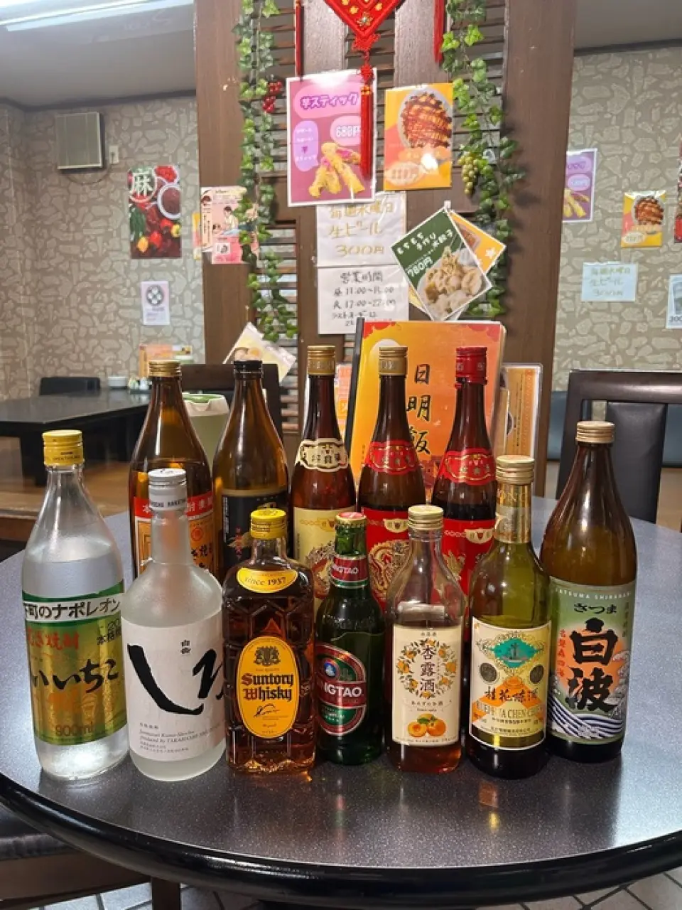 我們有各種各樣的飲料可以搭配您的食物。其中，我們推薦“紹興酒”，它與調味豐富的中國菜完美搭配。我們提供3年、5年和8年的品種，其中3年的特別容易飲用。一定要品嚐溫暖身體的熱酒♪還有杏酒「安老酒」和帶有濃鬱桂花香味的酒精飲料。請盡情享受精心挑選的日本酒，同時享受正宗的感覺。