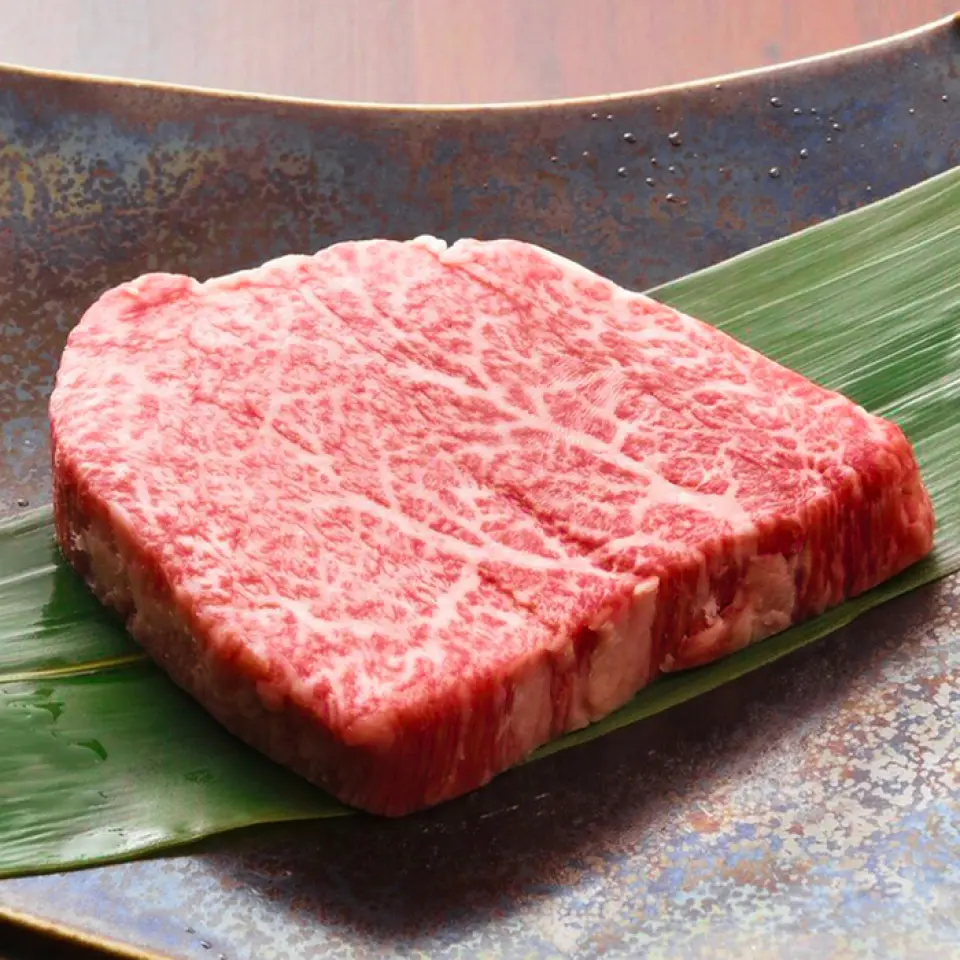 我们提供的肉是来自九州的佐贺牛和黑毛和牛。您可以享用其中严选的肉类。除了最优质的肉类外，我们还提供只能从一只动物身上少量收获的稀有肉块。请品尝鲜嫩鲜美的“特选鱼片”、入口即化的大理石花纹“鱼筋”等只有本店才能品尝到的特色菜肴。瘦肉和脂肪达到完美平衡的“Tomosankaku”。