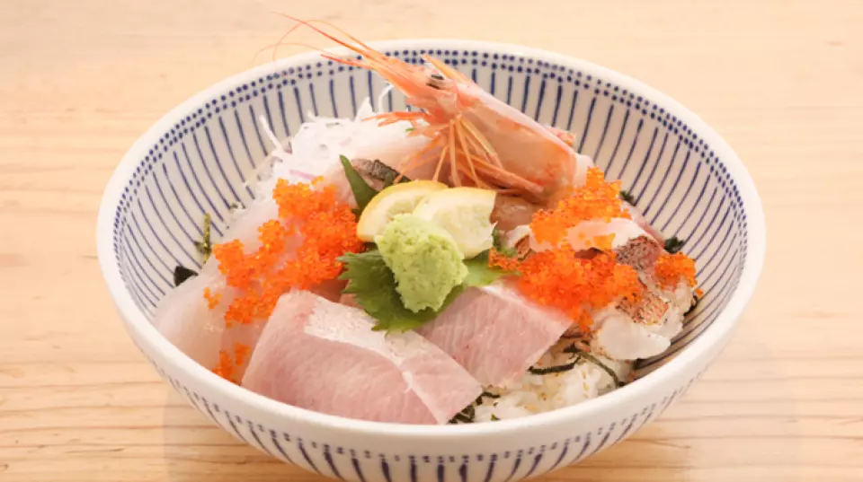 午餐菜單有「五開海鮮蓋飯午餐」980日圓、「魚助日常午餐」780日元，都是含稅價格！我們的座右銘是“美味又便宜”，我們的特別午餐菜單提供超值的享受，可以作為工作中的小獎勵，也可以作為休息日午餐的伴奏，以任何您喜歡的方式享受！當然，您可以享用整個菜單，包括午餐中的酒精飲料！