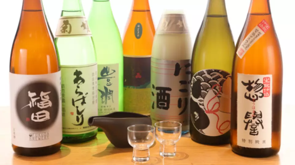 為了享受120%的極品魚類菜餚，我們對與之搭配的清酒非常講究。除了作為標準菜單的九州當地清酒外，我們的「本月推薦清酒」選擇還包括來自全國各地的精心挑選的瓶子，帶出時令品牌和時令魚類的風味。由於我們購買季節性酒，菜單可能會在下個月發生變化，因此請務必在訪問時檢查一下。