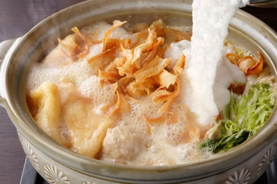 기자들이 넘쳐나는 인기 핫팟. 진한 비밀 미소가 재료의 맛을 돋보이게 합니다! [이토시마 돼지×황금 강판 야무] 재료를 섞어서 먹는 궁극의 핫팟은 1인분(2인분) 1,300엔입니다. 규슈의 현지 식재료가 가득한 걸작입니다. 꼭 한 번 드셔보세요!