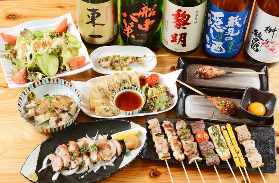 招牌烤雞肉串、單品料理、火鍋（內臟鍋、蔥涮鍋）、甜點、無限暢飲會席套餐<3000日元～>♪ 和朋友一起去的話，最划算的是【女生夜總會套餐】☆還有【雞肉無限炭飲套餐】，裡面有暢烤划算的土雞和女孩炙烤的雞肉和雞肉。對於想要享受生魚片、燒烤和火鍋的人們，我們準備了融合了Kidori精華的飽足套餐！依場合選擇自己喜歡的雞肉套餐♪當天供應，隨時都可以享受優惠！